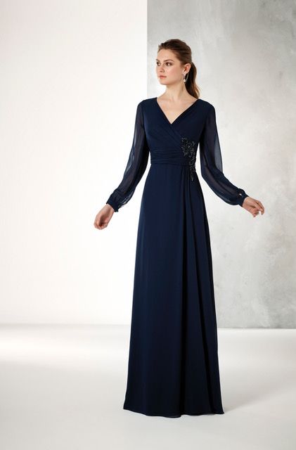 Vestido con mangas y detalle en pedreria