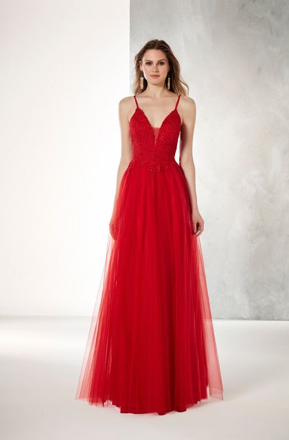 Vestido corte princesa con cuerpo de encaje