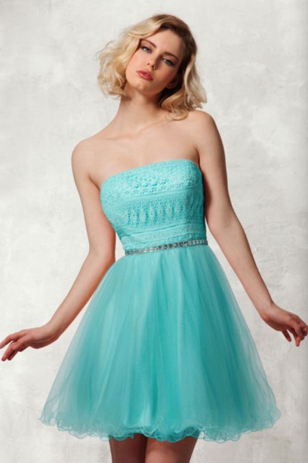 Vestido corte princesa con cuerpo de encaje y falda de tul