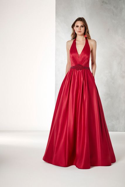 Vestido corte princesa con escote halter