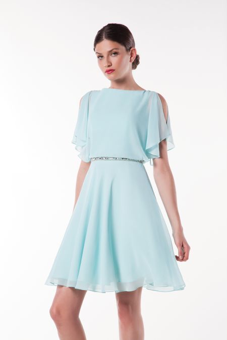 Vestido corto con detalles en pedreria