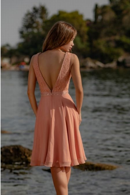 Vestido corto con espalda en pico, cuerpo de encaje y detalles en pedreria