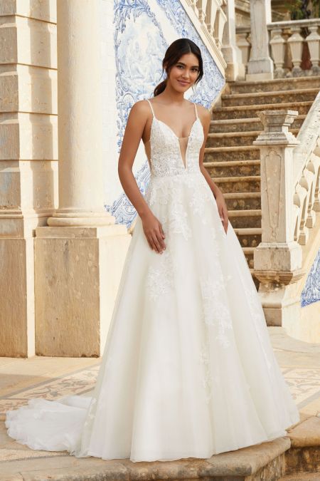 Vestido de novia con escote pronunciado en pico y apliques de encaje con pedrería