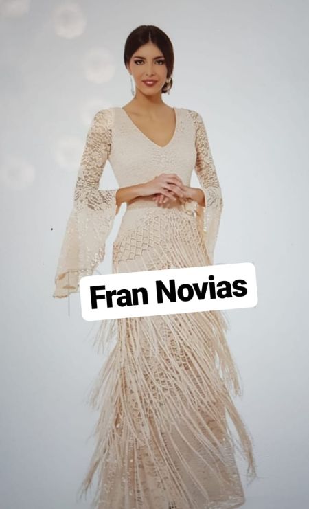 Vestido recto de encaje y falda de flecos